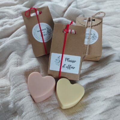 savon naturel en forme de cœur avec une pochette cadeau