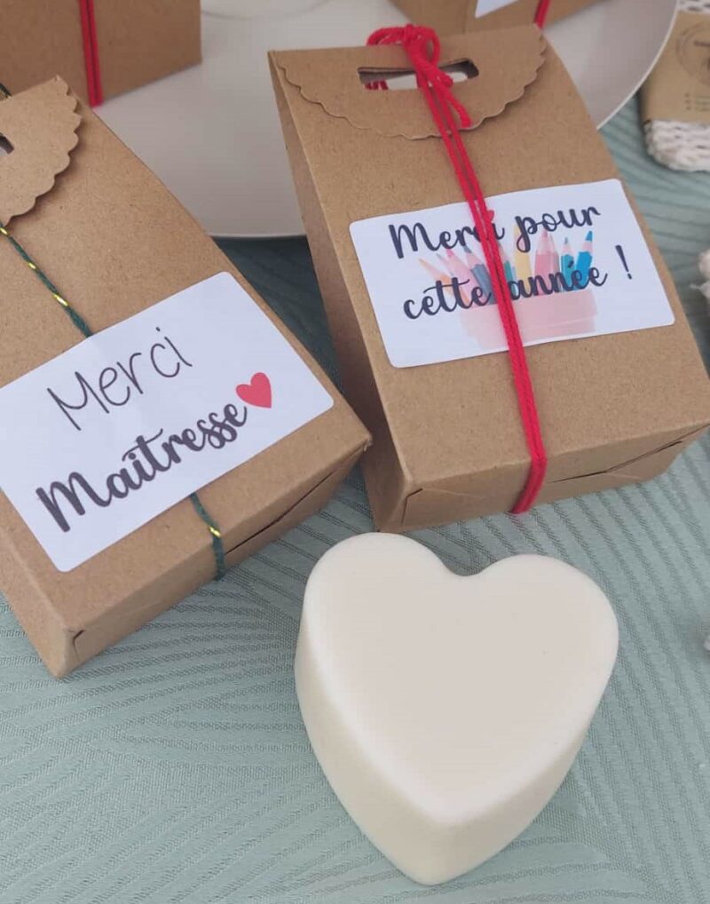 savon en forme de coeur dans une pochette en kraft merci maîtresse ou merci pour cette année