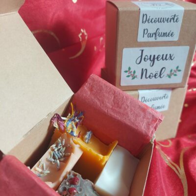 coffret découverte parfumée - édition de Noël, composé de 4 demi-savons dont 3 parfumés aux huiles essentielles.